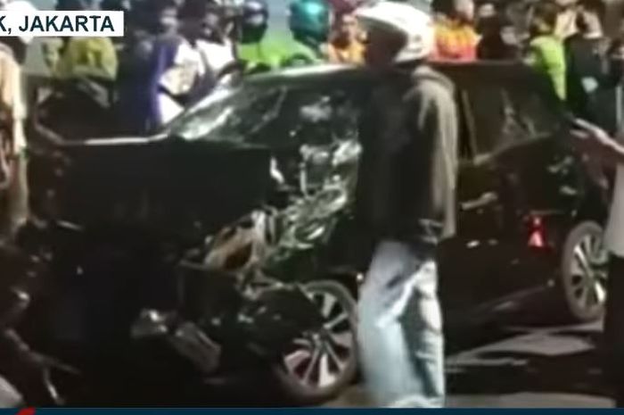 Honda Brio diamuk massa setelah tabrak puluhan motor dan Honda Mobilio di jalan raya Panjang, Kebon Jeruk, Jakarta Barat
