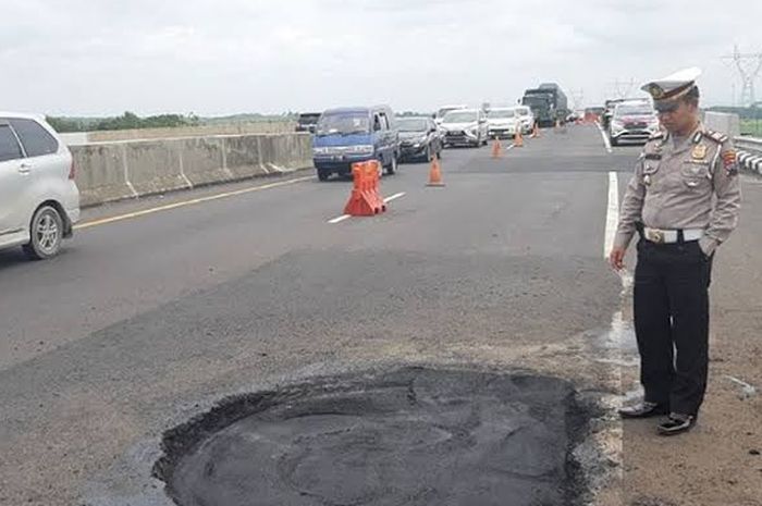 Ilustrasi lubang di jalan tol