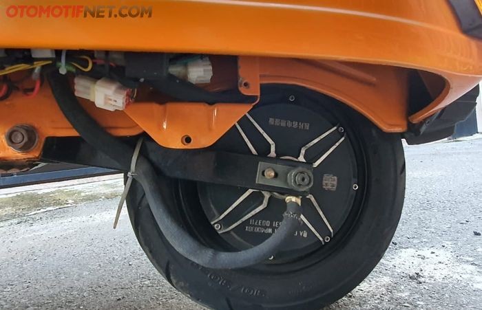 Mesin bensin 2 langkah milik Vespa PX dicopot kemudia diganti dengan motor listrik