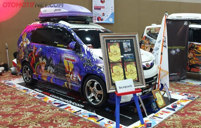 Mobil maskot masing-masing klub/komunitas ikut mejeng