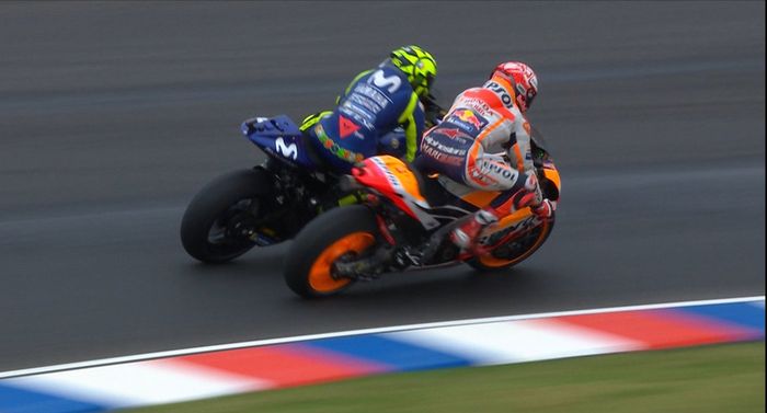 Marc Marquez saat kontak fisik dengan Valentino Rossi
