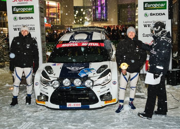 Valtteri Bottas (kanan) dan co-drivernya berhasil meyelesaikan Arctic Lapland Rally 2020 di Finlandia