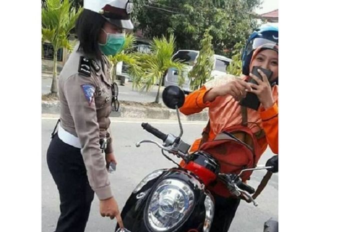 Pelat nomor dipasang terbalik