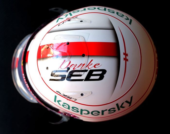Leclerc menggunakan helm yang desain mirip seperti helm khas Sebastian Vettel sebagai kado perpisahan sekaligus penghormatan