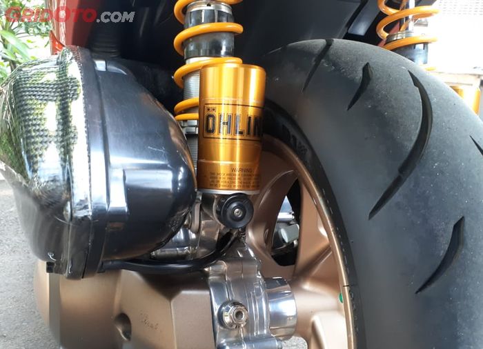 Sokbreker belakang Yamaha NMAX pasang Ohlins