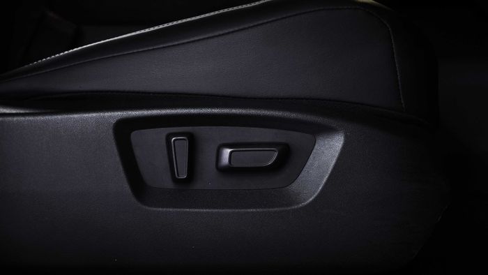Tombol pengaturan kursi elektrik di Mitsubishi Destinator Ultimate Premium
