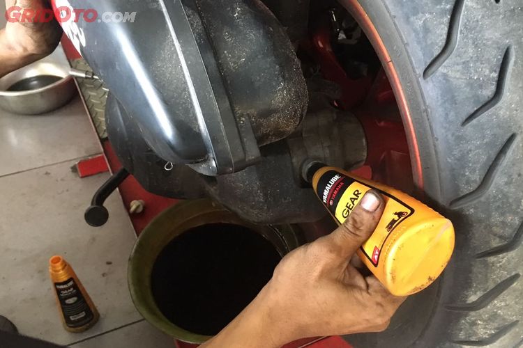 Berapa Sih Takaran Oli Transmisi Yamaha Nmax Yang Pas Ternyata Boleh Ditambah Lho Gridoto Com