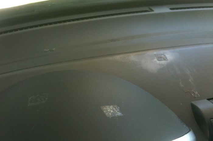 Ilustrasi bekas lem yang menempel pada dashboard mobil