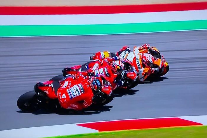 Marc Marquez yang awalnya bersaing di depan dengan Andrea Dovizioso, akhirnya disusul Danilo Petrucci yang memenangkan MotoGP Italia