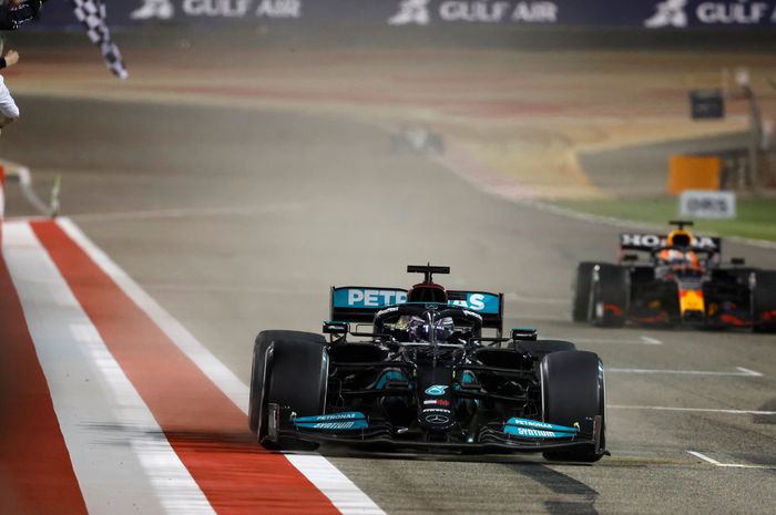 Lewis Hamilton memenangkan pertarungan sengit dengan Max Verstappen di F1 Bahrain 2021