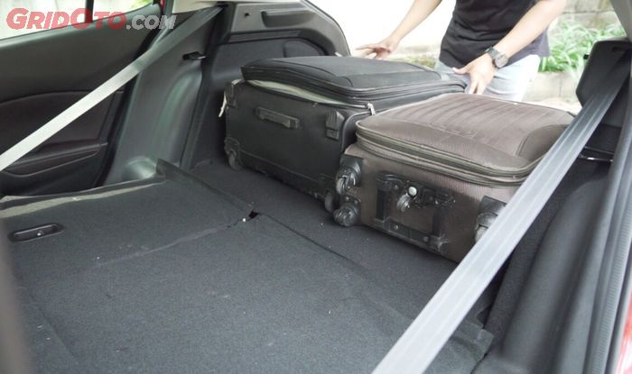 Bagasi Mazda3 muat dua  koper berukuran besar, serta jok baris kedua bisa dilipat rata lantai