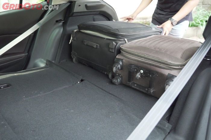 Bagasi Mazda3 muat dua  koper berukuran besar, serta jok baris kedua bisa dilipat rata lantai
