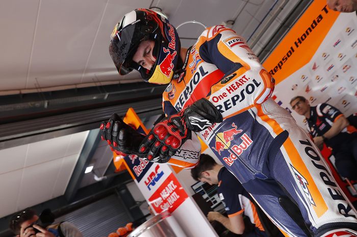 Mantan pembalap Superbike yang sekarang menjadi komentator MotoGP, James Toseland memprediksi tim Repsol Honda akan kesulitan mengatur dua pembalap juara