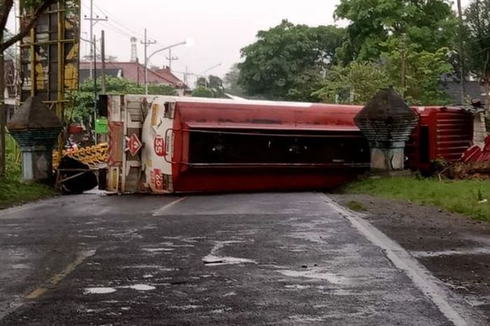 Truk tangki Pertamina terguling, 24 ribu ton Pertalite dan Solar tercecer habis, terbuang sia-sia di jalan