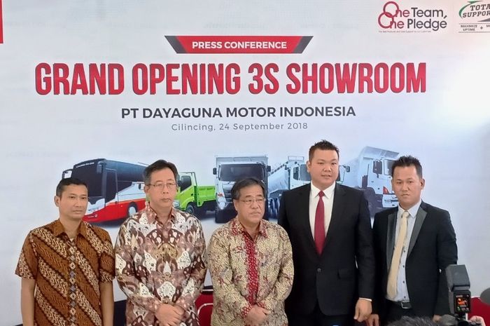 Jajaran manajemen Hino resmikan dealer baru di Cilincing, Jakarta Utara