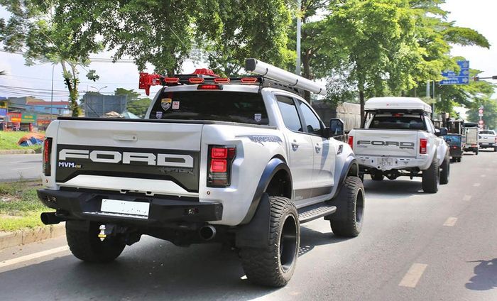 Duet modifikasi Ford Ranger juga kompak pasang tenda di atap