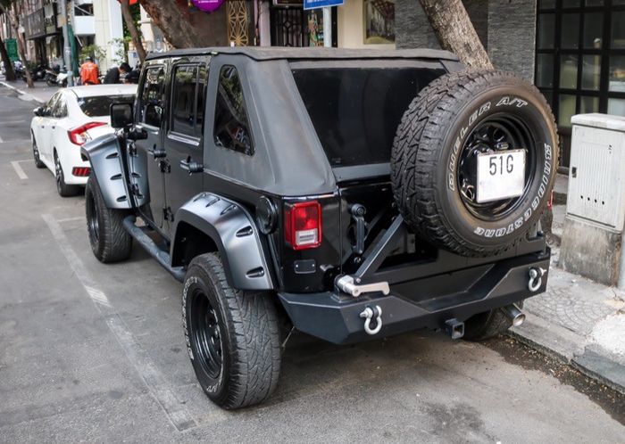 Tampilan belakang modifikasi Jeep Wrangler Rubicon dikemas lebih gagah