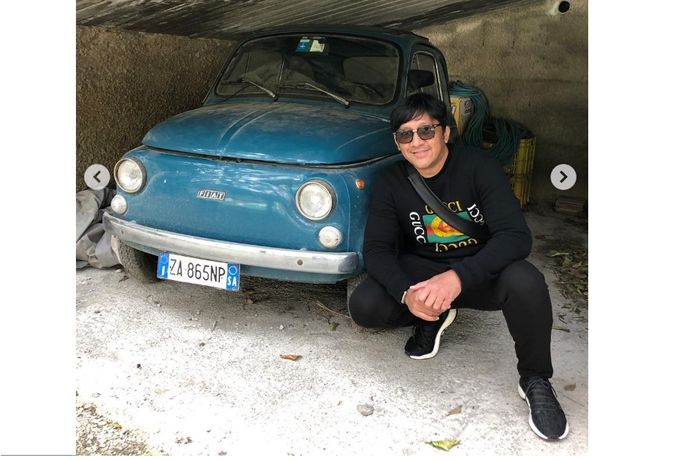Salah satu foto Andre Taulany dengan Fiat 500 tua di sebuah garasi