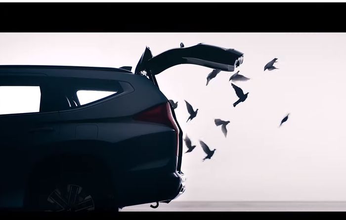 Bumper belakang terlihat sedikit lebih menonjol dibanding versi saat ini. Selain itu pelek juga baru