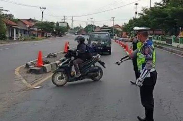 Para kendaraan pemudik yang melintas di Jalur Pantura Indramayu saat diminta putar balik oleh polisi, Senin (27/4/2020).