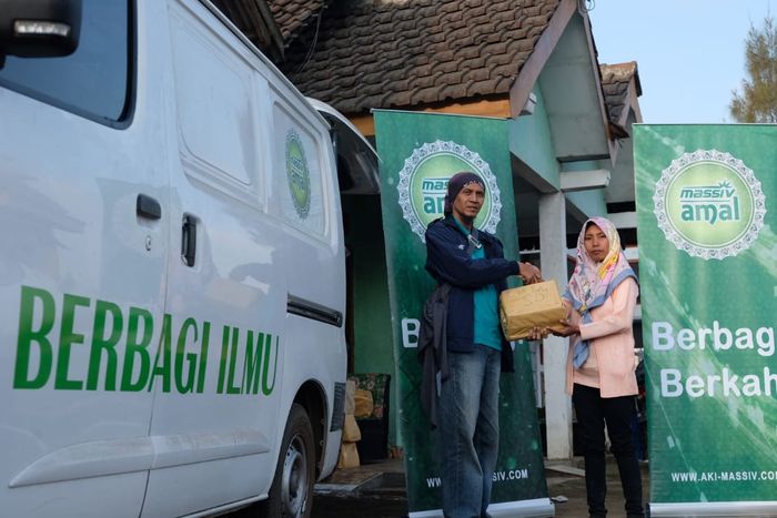 Aki Massiv Amal Berbagi Ilmu di Sekolah, Kasih Buku Hingga Al-quran