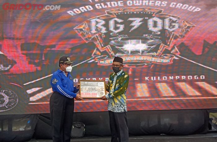 Bupati Kulon Progo, Drs. H. Sutedjo menyerahkan bantuan dari Road Glide Owners Group (RGOG).