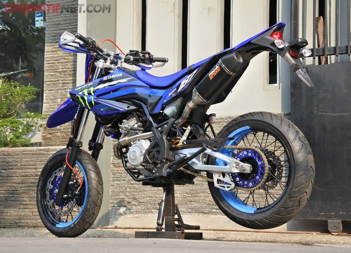 Swing arm Aprilia SXV450, salah satu kosmetik Yamaha WR 155R supermoto garapan Caos Custom Bike