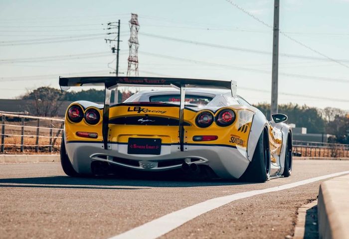 Tampilan belakang modifikasi Mitsuoka Orochi garapan Liberty Walk