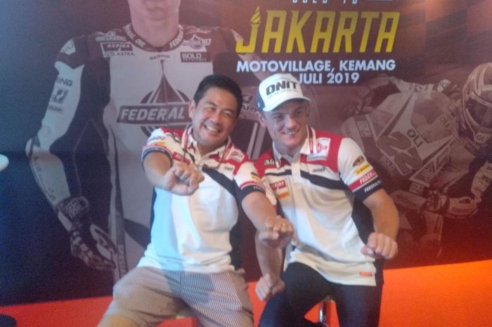 Patrick Adhiatmadja (kiri) bersama Sam Lowes dalam kunjungannya di Jakarta (19-21/7)