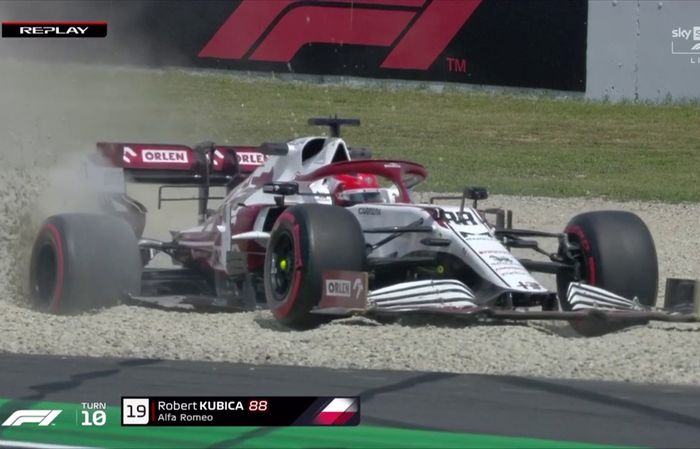 FP1 harus dihentikan atau Red Flag usai Robert Kubica (Alfa Romeo) keluar lintasan di tikunngan 10