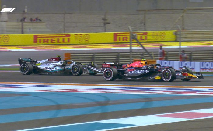 Sergio Perez menyalip Lewis Hamilton dalam usahanya untuk mengejar Charles Leclerc di balap F1 Abu Dhabi 2022