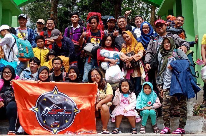 Para anggota TAC bersama keluarga berkemah di Bumi Perkemahan Mandalawangi