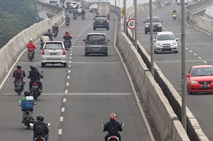 Sejumlah sepeda motor nekat menerobos ke jalan layang non tol (JLNT) Kampung Melayu-Tanah Abang, Jak