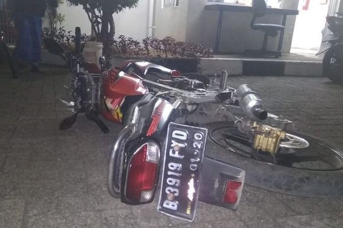 Motor curian disita petugas dari lokasi pencurian motor di Kawasan Industri MM2100, Desa Gandamekar, Kecamatan Cikarang Barat, Kabupaten Bekasi, Selasa (31/7/2018) 