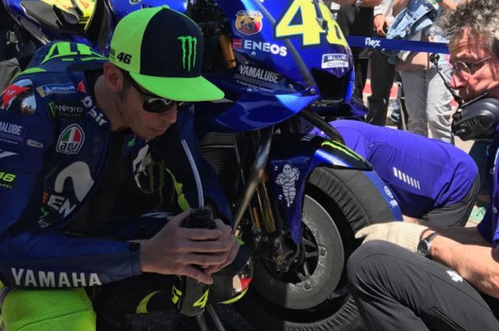 Pebalap Movistar Yamaha, Valentino Rossi melakukan ritualnya sebelum menjalani balapan seri ketiga MotoGP Americas di Circuit of the Americas, Amerika Serikat, Minggu (22/4/2018).