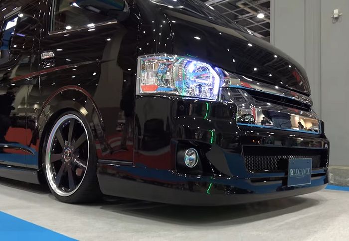 Modifikasi Toyota HiAce ekspos dandanan elegan di luar