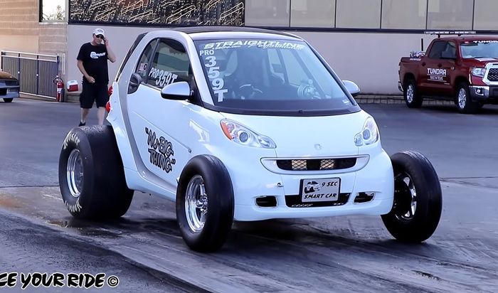 Mesin V8 ukuran besar mendekam di bagian depan Smart Fortwo