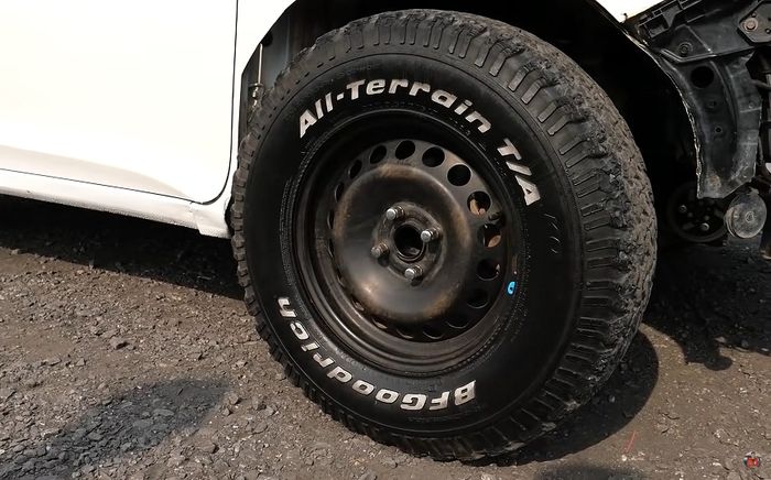 Modifikasi Honda City off-road pakai pelek kaleng dan ban tapak kasar