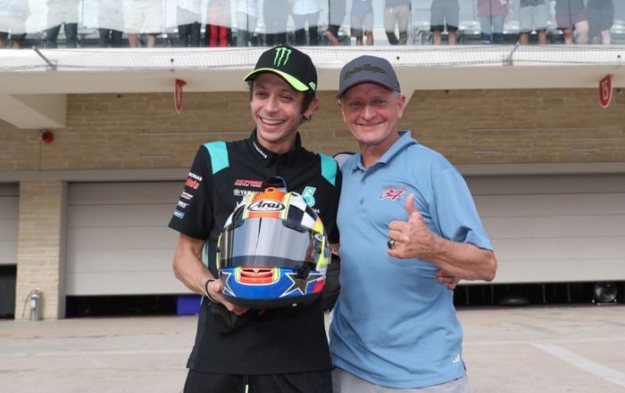 Kevin Schwantz kasih helm buat Valentino Rossi di MotoGP Amerika 2021