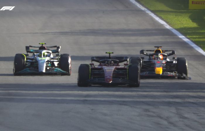 Carlos Sainz di depan Max Verstappen dan Lewis Hamilton pada sprint race F1 Sao paulo 2022