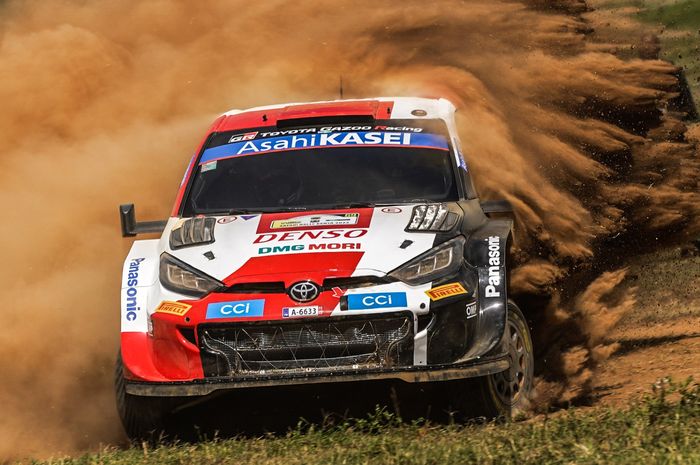 Aksi pereli tim Toyota Gazoo Racing, Kalle Rovanpera di Reli Safari 2022