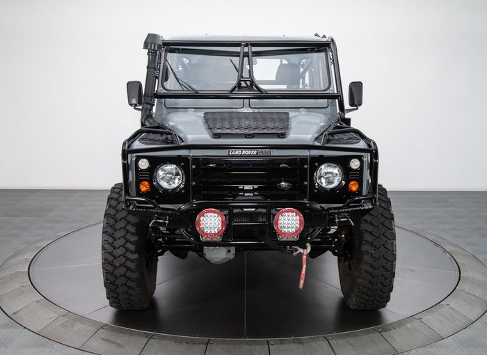 Tampilan depan  Land Rover Defender besutan RK Motors Charlotte