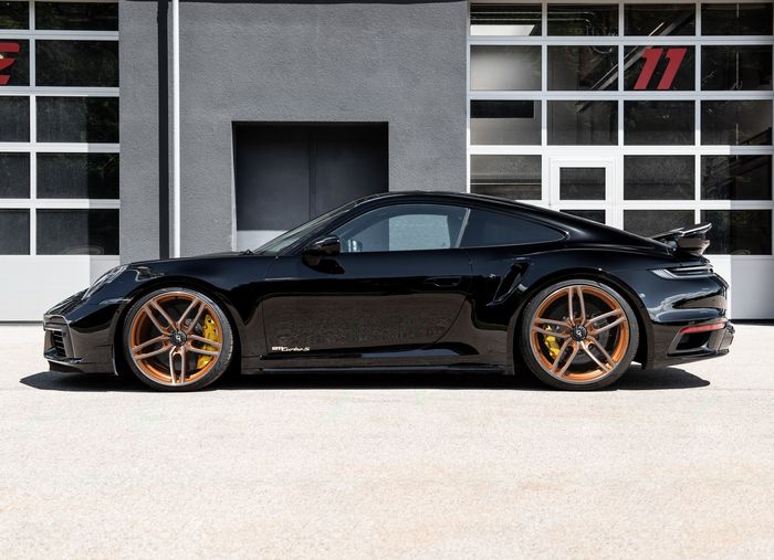 Modifikasi Porsche 911 Turbo S memakai pelek Hurricane RR warna oranye