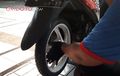 Jangan Asal Pompa, Ini Tekanan Ban yang Ideal untuk Motor Anda