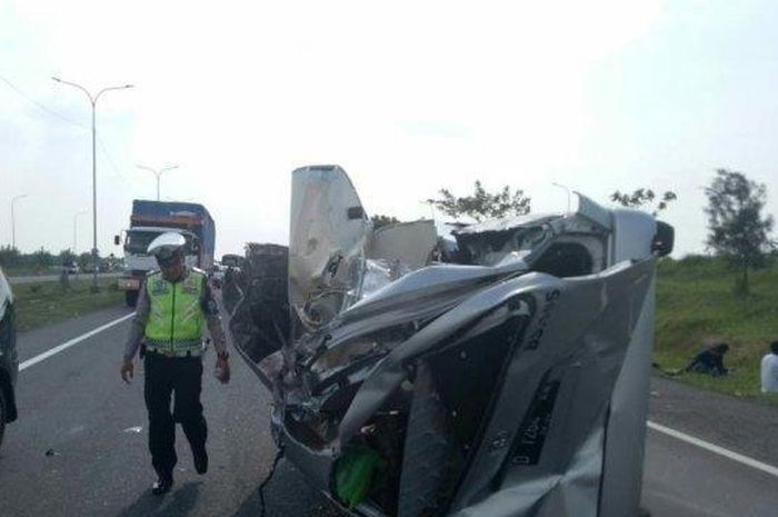 Kondisi kendaraan yang terlibat kecelakaan beruntun di KM 138 Tol Cipali, Selasa (23/4/2019).  
