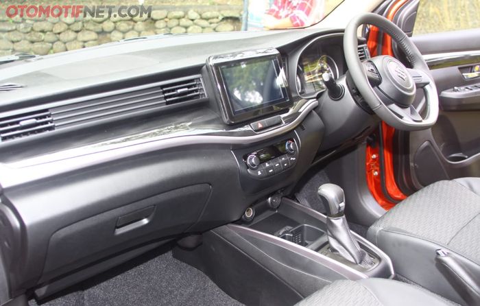 Fitur Suzuki XL7 terbilang lengkap, mulai Keyless Push Start-Stop Button, AC Digital Auto Climate with Heater serta Power Outlet