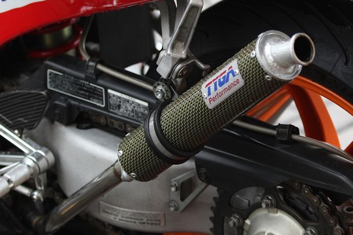 Knalpot ganti Tyga dengan silencer karbon