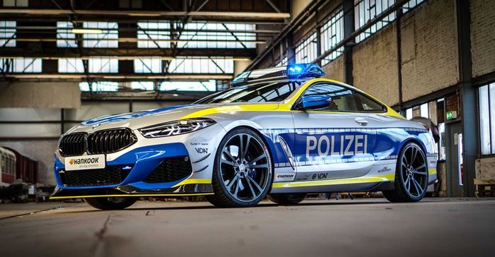 BMW M850i sudah disematkan body kit berbahan serat karbon