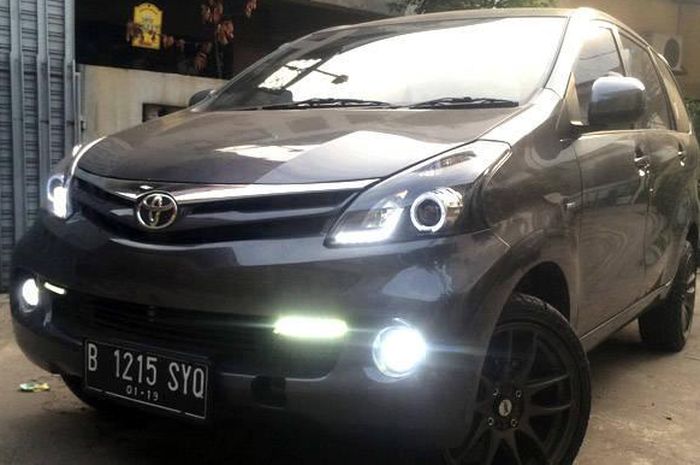 Ilustrasi Toyota Avanza yang sudah ganti lampu aftermarket