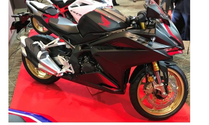 Dari sisi tampilan masih sama dengan versi sebelumnya,  hanya saja terdapat balutan warna keemasan padapeleknya